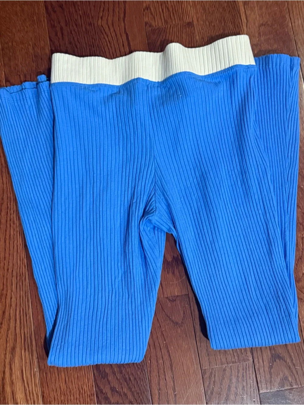 PINK Victoria's Secret Bright Blue Ribbed Flare Leggings with Cream Waistband - Picture 5 of 6